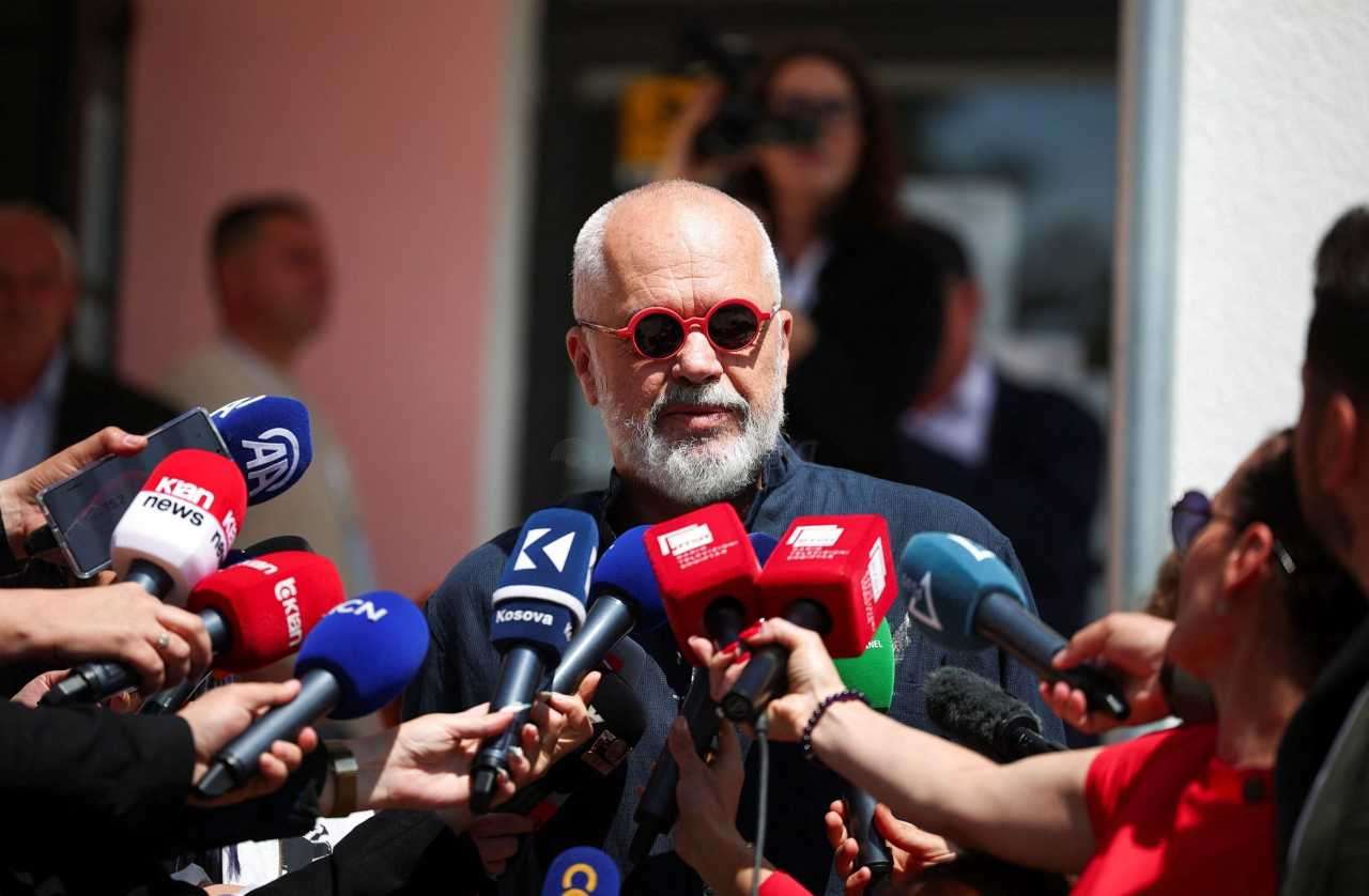 Ο ποπ Εντι Ράμα κι ένα μελισσάκι από τη Δρόπολη