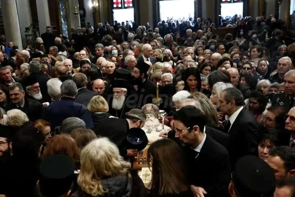 Αποχαιρετισμός στον Αρχιεπίσκοπο Αλβανίας Αναστάσιο: Ξεκίνησε το λαϊκό προσκύνημα στη σορό του στην Μητρόπολη