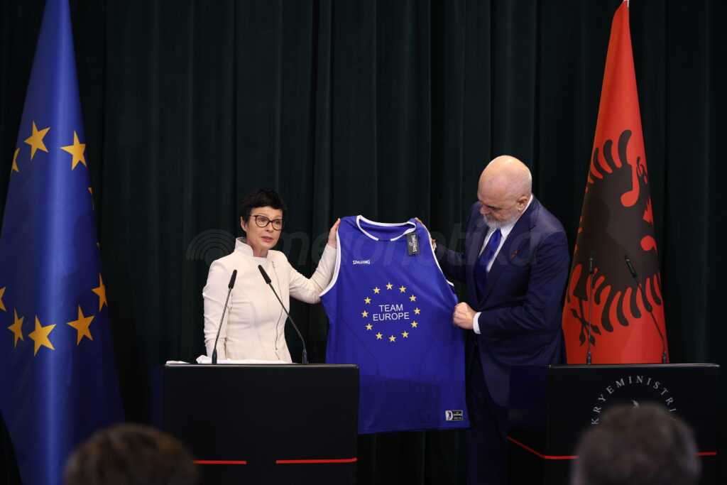 Η Επίτροπος Marta Kos ενισχύει τις προσπάθειες ένταξης της Αλβανίας στην ΕΕ