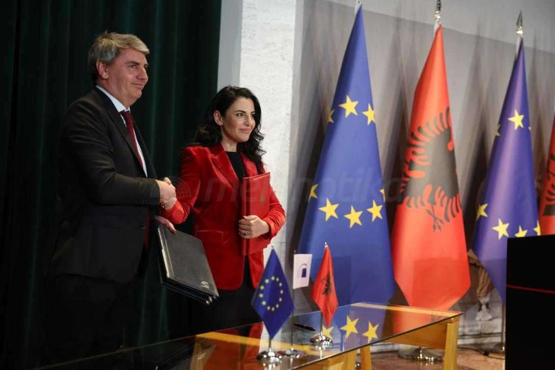 Υπογράφτηκε η χρηματοδότηση της ΕΕ για το σιδηροδρομικό έργο Δυρραχίου - Rrogozhina