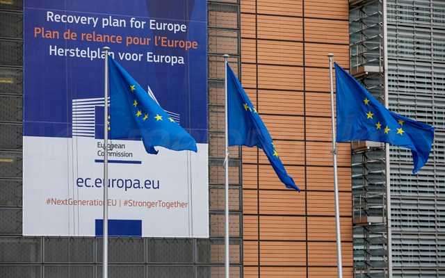 Πακέτο στήριξης της ευρωπαϊκής αυτοκινητοβιομηχανίας ετοιμάζει η ΕΕ - Θα περιλαμβάνει άρση της απαγόρευσης κινητήρων εσωτερικής καύσης μετά το 2035