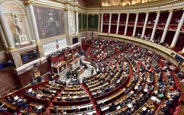 Γαλλία: Απορρίφθηκε η πρόταση μομφής κατά της κυβέρνησης Μπαϊρού - Δεν την υπερψήφισαν Σοσιαλιστές και Λεπέν