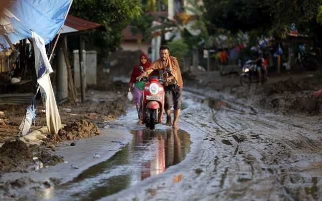 Πλημμύρες στην Ασία: Κούρσα με το χρόνο για την παροχή βοήθειας στους επιζώντες