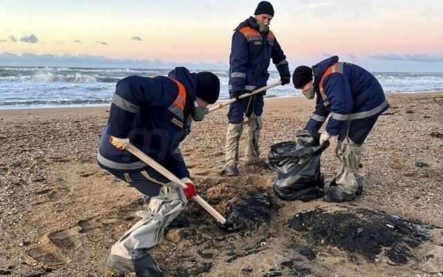 Ρωσία: Η πετρελαιοκηλίδα στη Μαύρη Θάλασσα διευρύνεται