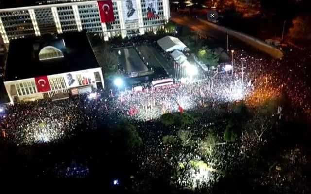 Τουρκία: Στους δρόμους για έβδομη νύχτα οι υποστηρικτές του Ιμάμογλου – Το μήνυμά του από τη φυλακή