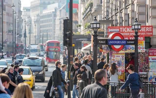 Ηνωμένο Βασίλειο: Επιβραδύνονται οι λιανικές πωλήσεις παρά τις εκπτώσεις της Black Friday