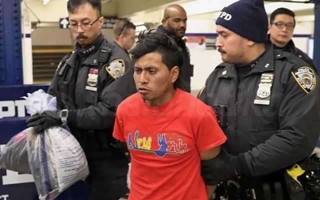 Σοκ από έγκλημα στο μετρό της Νέα Υόρκης: Έβαλε φωτιά στα ρούχα γυναίκας και την έκαψε ζωντανή