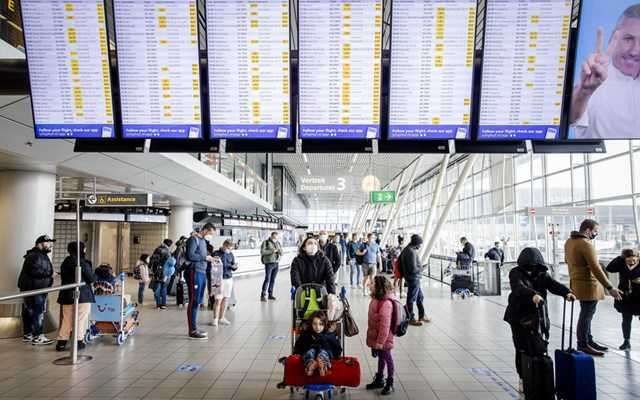 Σφοδρές χιονοπτώσεις σε Βρετανία και Ολλανδία - Δεκάδες πτήσεις ακυρώθηκαν στο Σίπχολ