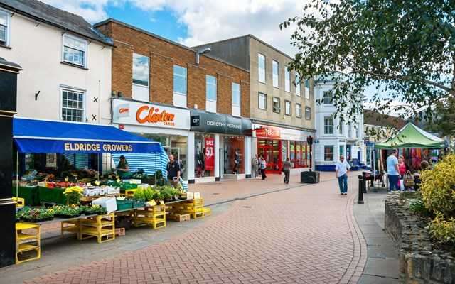 Βρετανία: Έχασαν τις εκτιμήσεις των αναλυτών οι λιανικές πωλήσεις