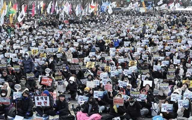 Νότια Κορέα: Χιλιάδες άνθρωποι διαδηλώνουν υπέρ και κατά της σύλληψης του παυθέντος προέδρου Γιουν