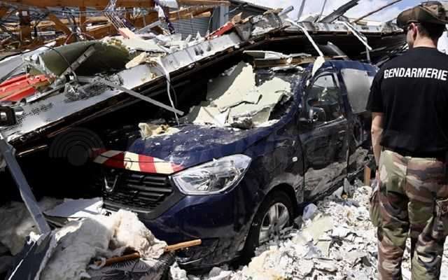 Γαλλία: Παρέτεινε την παραμονή του στη Μαγιότ ο Μακρόν - Οργισμένοι οι κάτοικοι του νησιού που επλήγη από τον κυκλώνα Σίντο