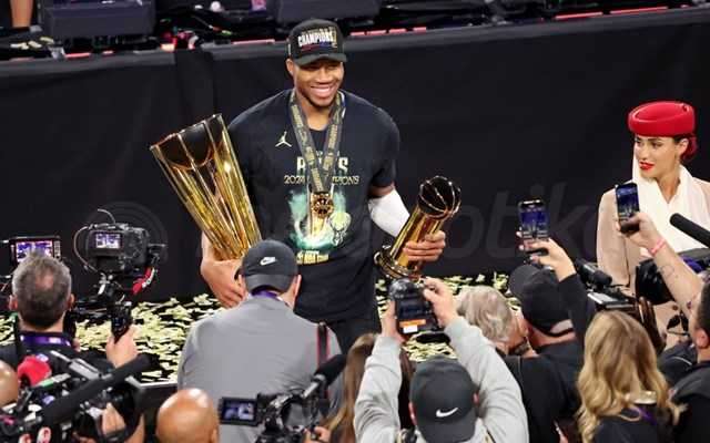 Γιάννης Αντετοκούνμπο: Με μυθική εμφάνιση οδήγησε τους Μιλγουόκι Μπακς στην κατάκτηση του NBA Cup