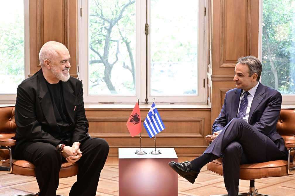 Συνάντηση Μητσοτάκη – Ράμα στο Μέγαρο Μαξίμου με έμφαση στις διμερείς σχέσεις και την ευρωπαϊκή πορεία της Αλβανίας