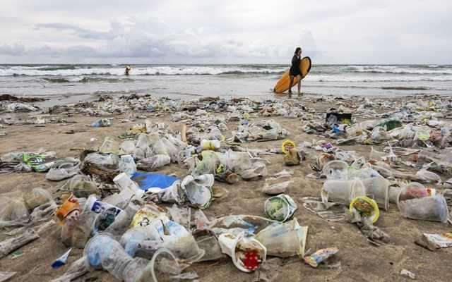 Μπαλί: Μεγάλη επιχείρηση καθαρισμού των ακτών, που έχουν κατακλυστεί από πλαστικά