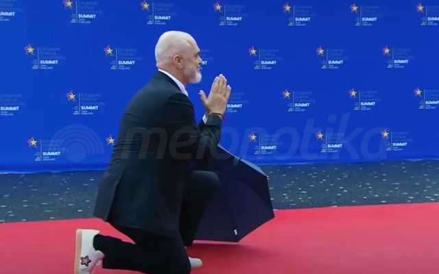 Επικοινωνιακό σόου Ράμα στη Σύνοδο Κορυφής στα Τίρανα - Υποδέχθηκε "γονατιστός" τη Μελόνι