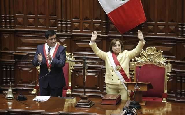 Περού: Η πρόεδρος Μπολουάρτε κατέθετε επί 4 ώρες στην εισαγγελία για τη "μυστική" επέμβαση στη μύτη