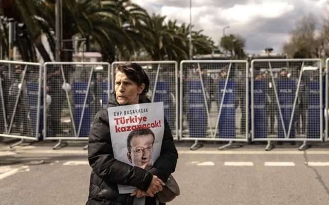 Τουρκία: Ανάκριση Ιμάμογλου, σύλληψη συνεργατών του