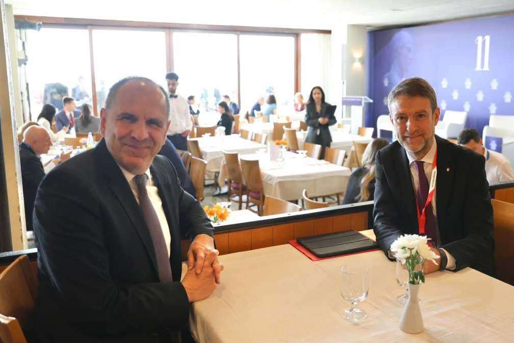 Νέο κεφάλαιο στις ελληνοαλβανικές σχέσεις: Συνάντηση Γεραπετρίτη – Ferit Hoxha στο Delphi Economic Forum