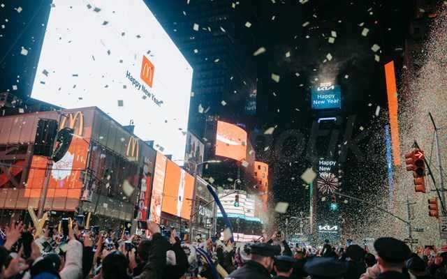 Ανάμεσα σε ελπίδες για ειρήνη και την επιστροφή του Τραμπ, ο πλανήτης μπήκε στο 2025