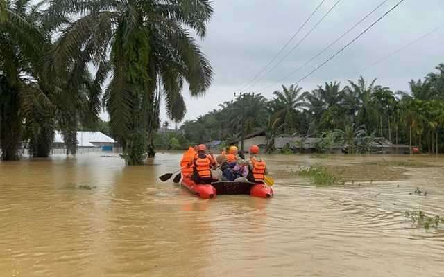 Πλημμύρες στην Ινδονησία: Οι νεκροί ξεπέρασαν τους 900, σύμφωνα με την υπηρεσία διαχείρισης καταστροφών