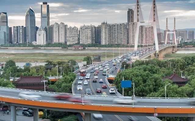 Reuters: Η Κίνα κατακλύζει τον κόσμο με βενζινοκίνητα αυτοκίνητα που δεν μπορεί να πουλήσει εντός συνόρων