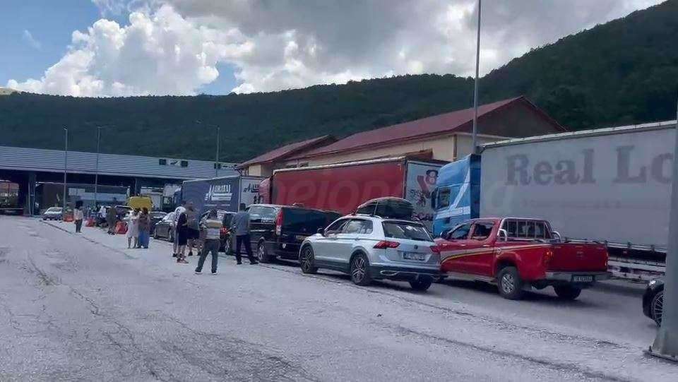 Ουρές χιλιομέτρων στην Κρυσταλλοπηγή – Ταξιδιώτες ζητούν άμεσα λύσεις